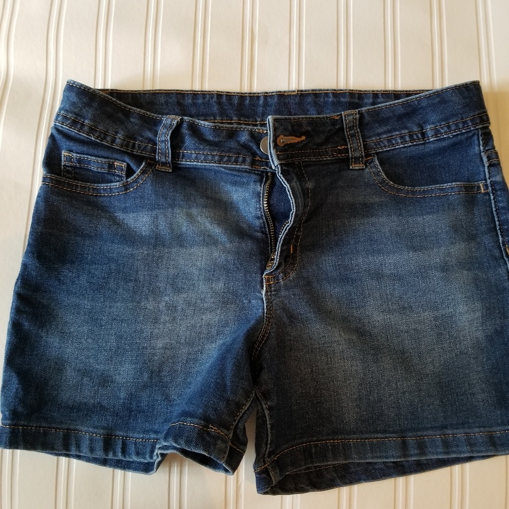 Girls denim shorts 🚭 pet free